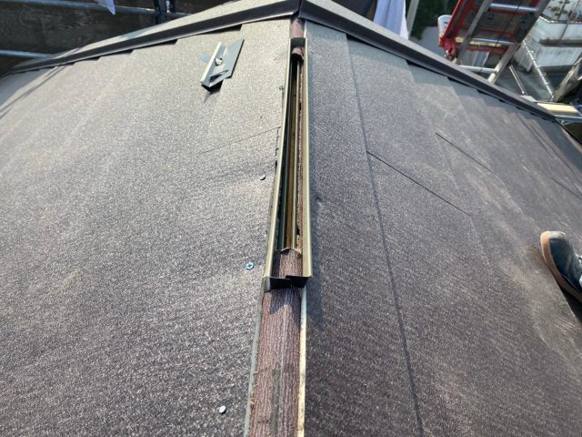 加古川市のカバー工事で棟板金施工中